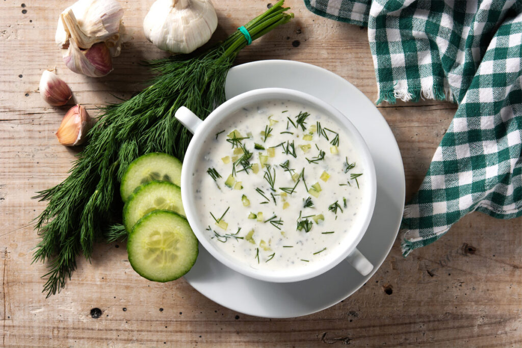 Gurkensuppe in einer Tasse