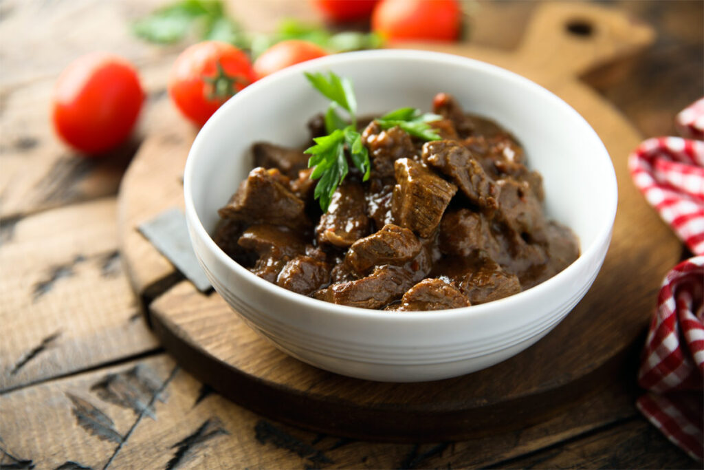 Rindergulasch in einer Schale