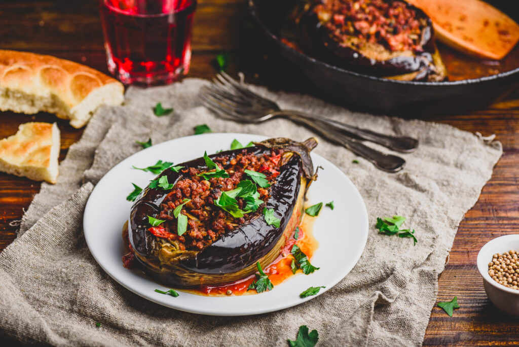 gefüllte Aubergine auf einem Teller