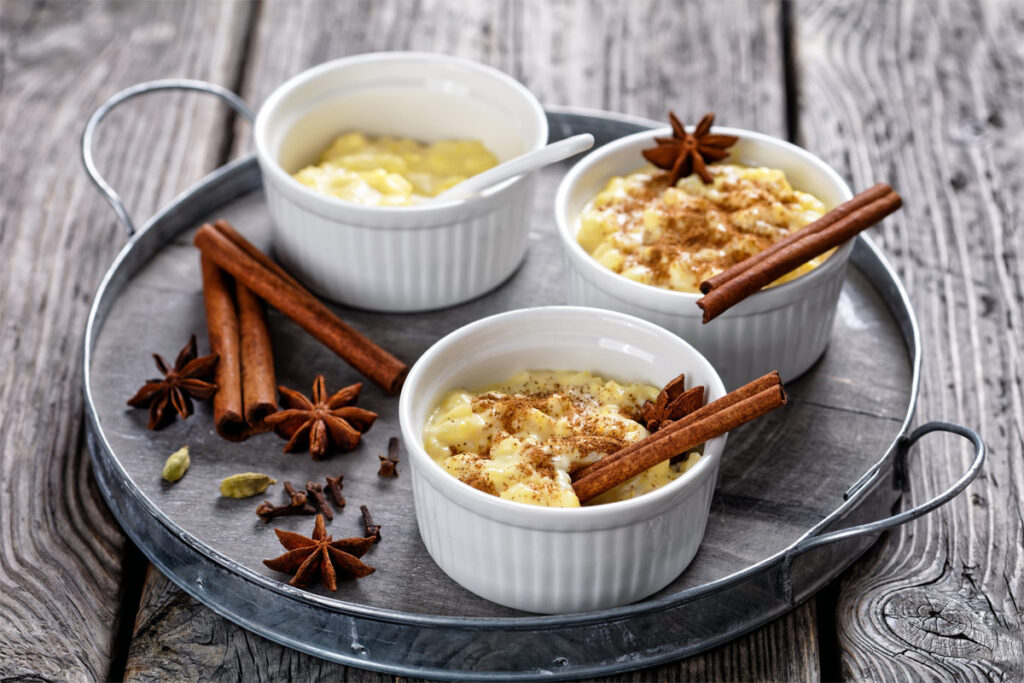 Griechischer Milchpudding in Förmchen