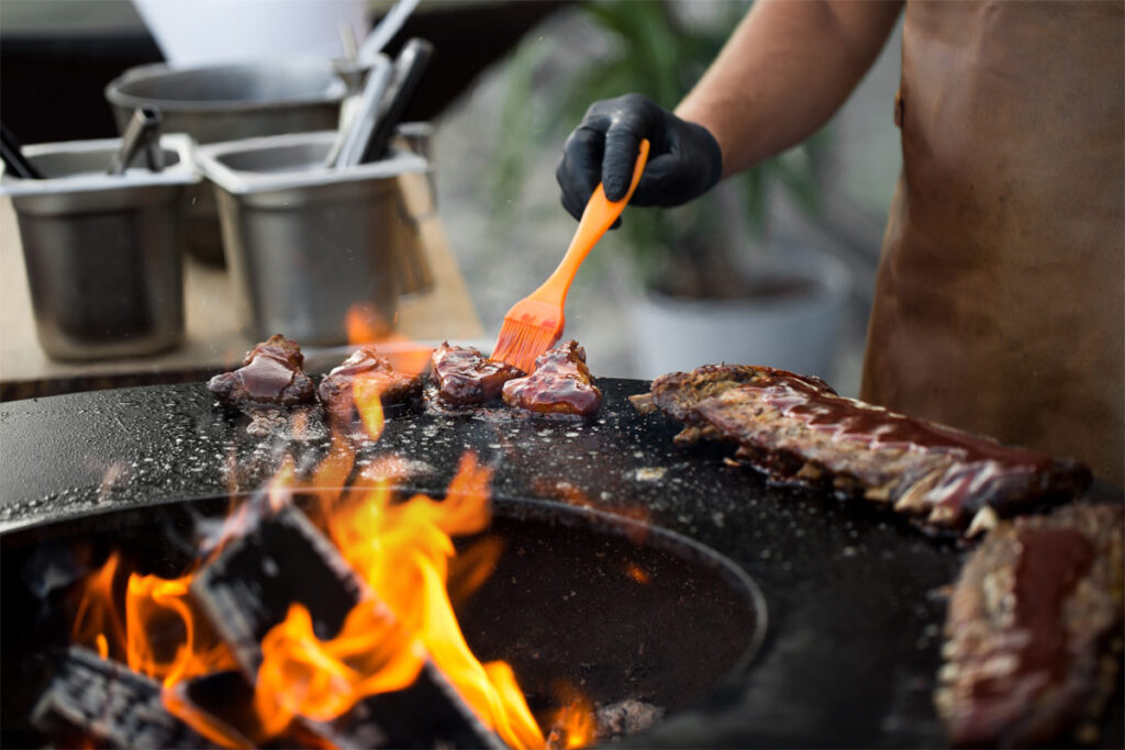Mariniertes Grillfleisch auf dem Grill