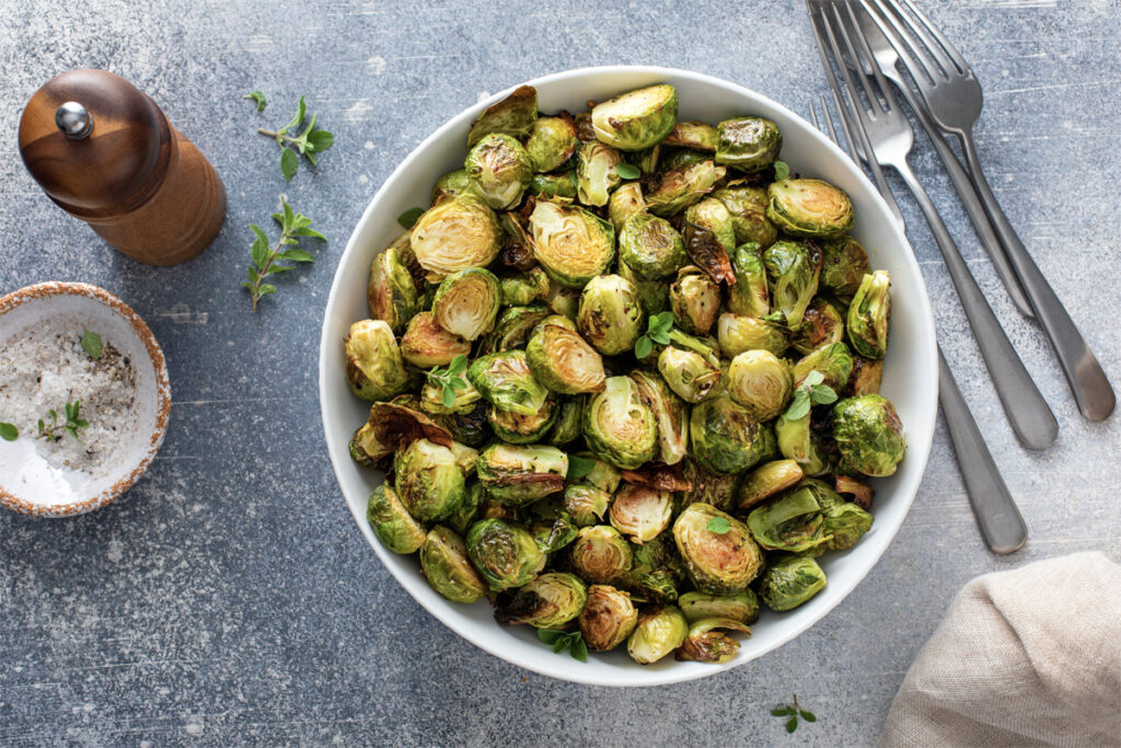 Rosenkohl in einer Schale, gekocht und angeröstet