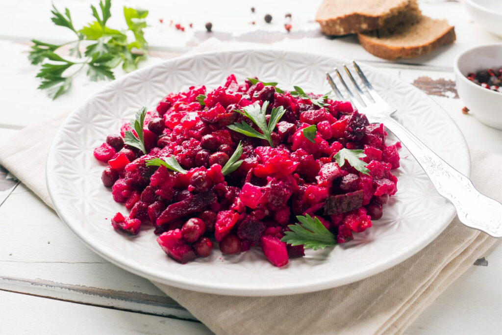 Rote Bete Salat auf einem Teller.