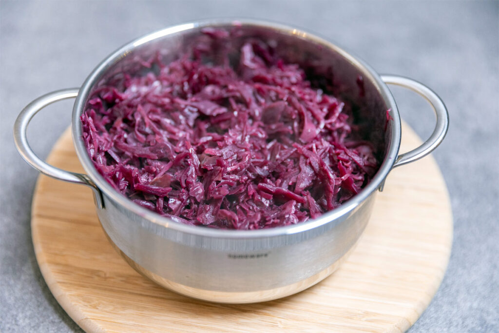 gekochtes Rotkohl in einem Topf