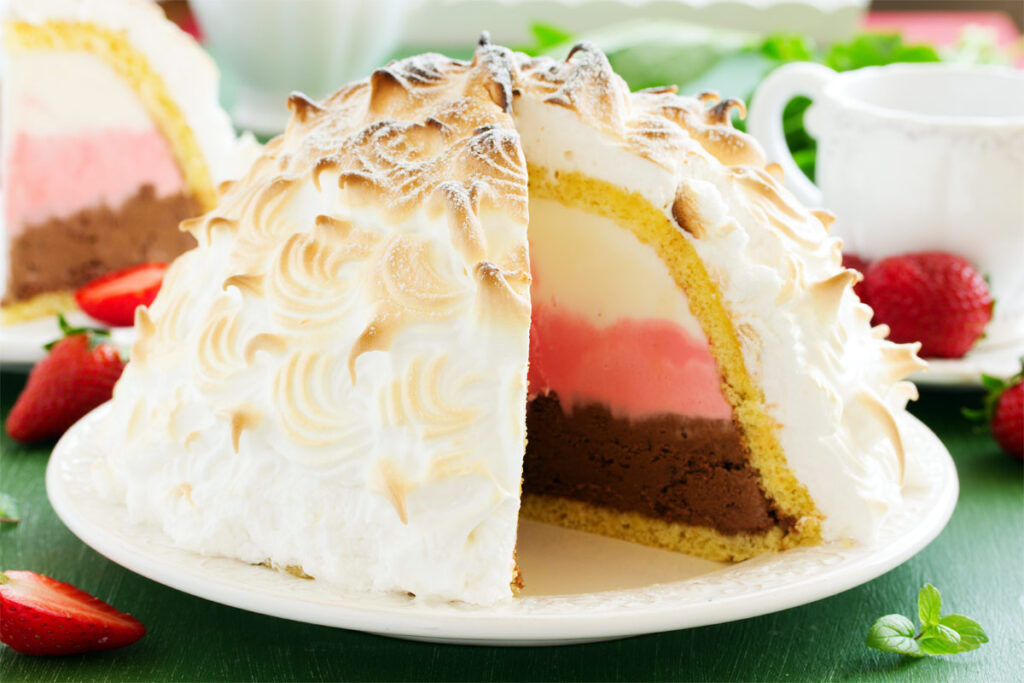 Baked Alaska Dessert aufgeschnitten