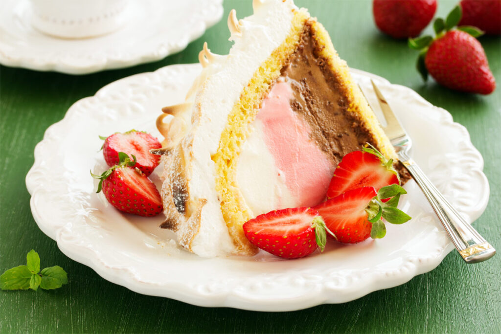 Ein Stück Baked Alaska liegt auf einem teller