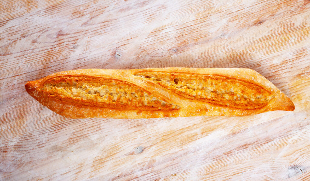 Einkornbaguette auf einem Holzbrett