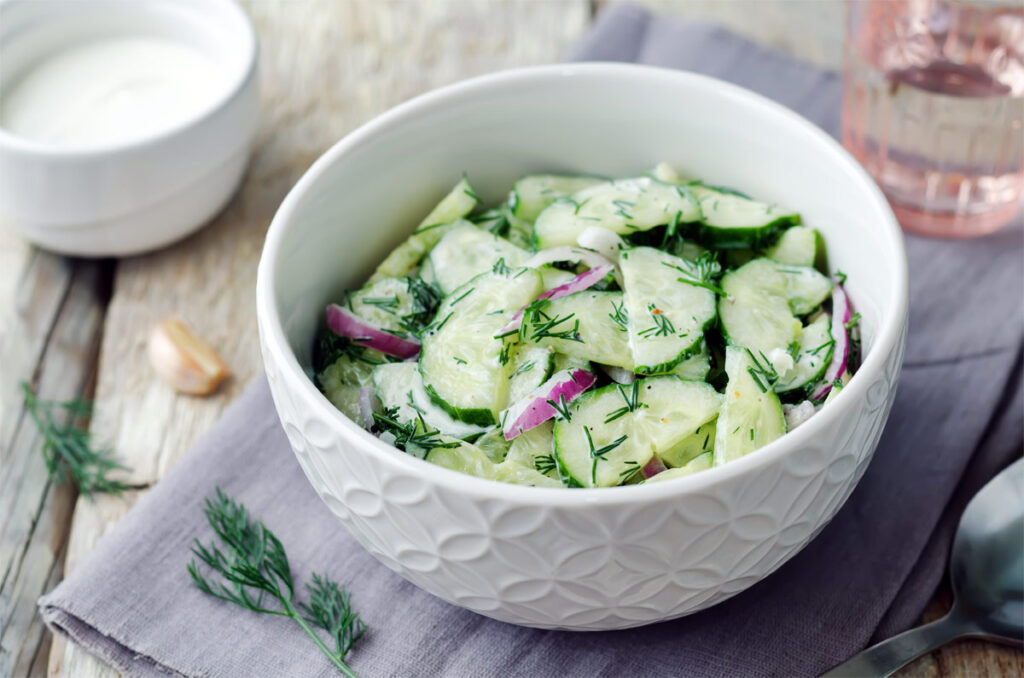 Gurkensalat in einer kleinen weißen Schüssel