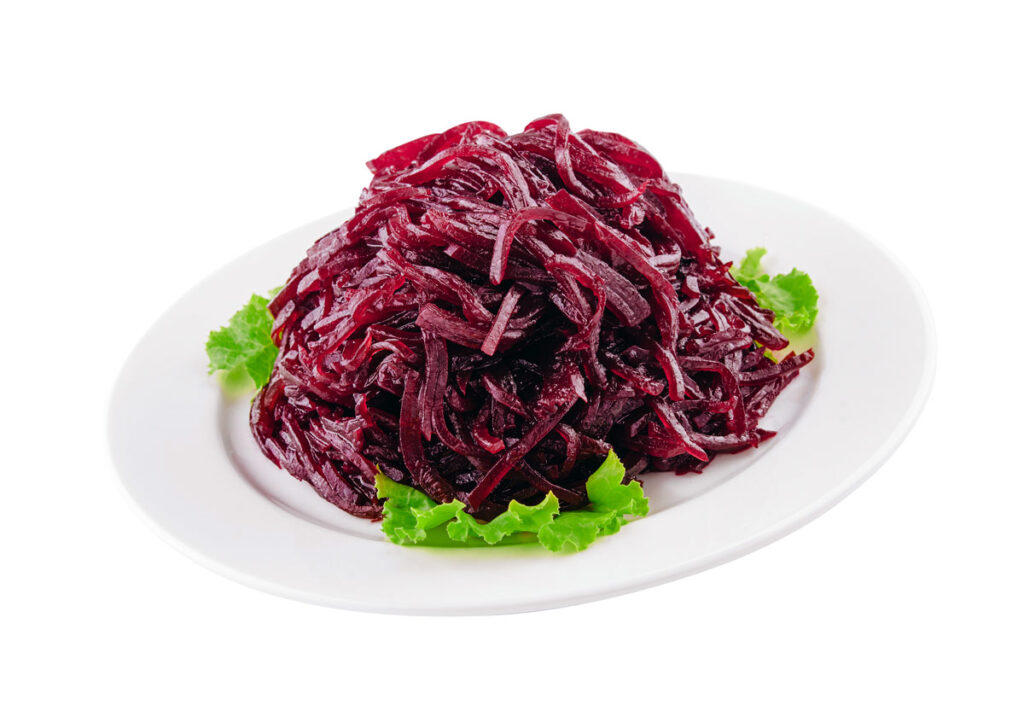 Rote-Bete Salat auf einem Teller.
