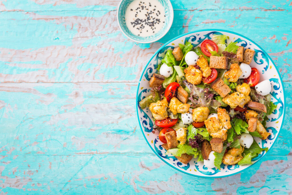 Caesar Salat mit Hähnchen auf einem Teller als Low Carb Beilage