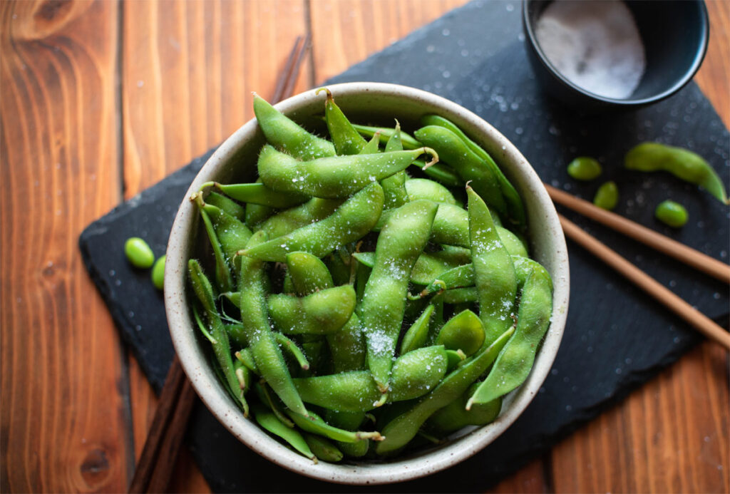 Schüssel mit gesalzenen Edamame