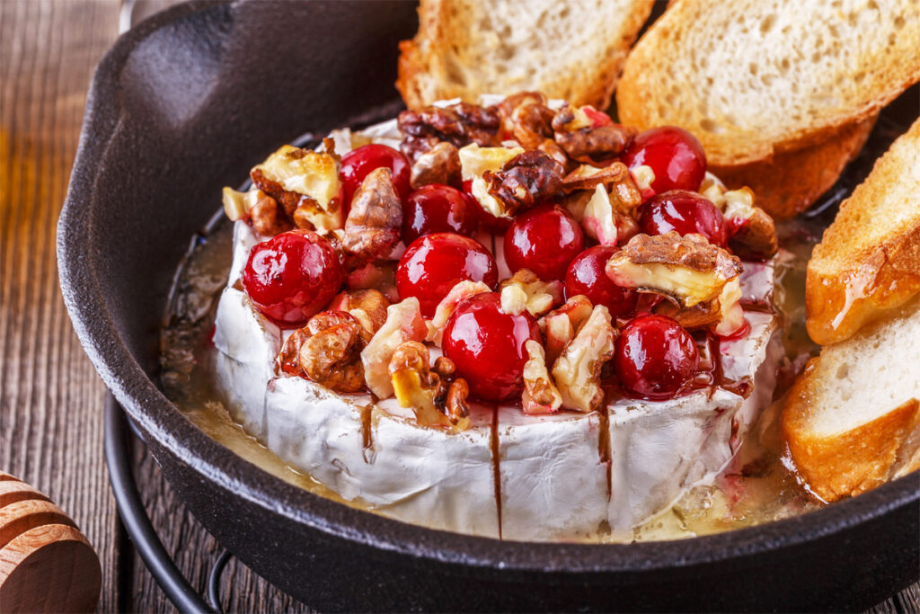 Gebackener Camembert Beilagen in einer Pfanne