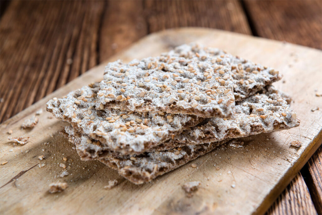 Knäckebrot liegt auf einem Holzbrett.