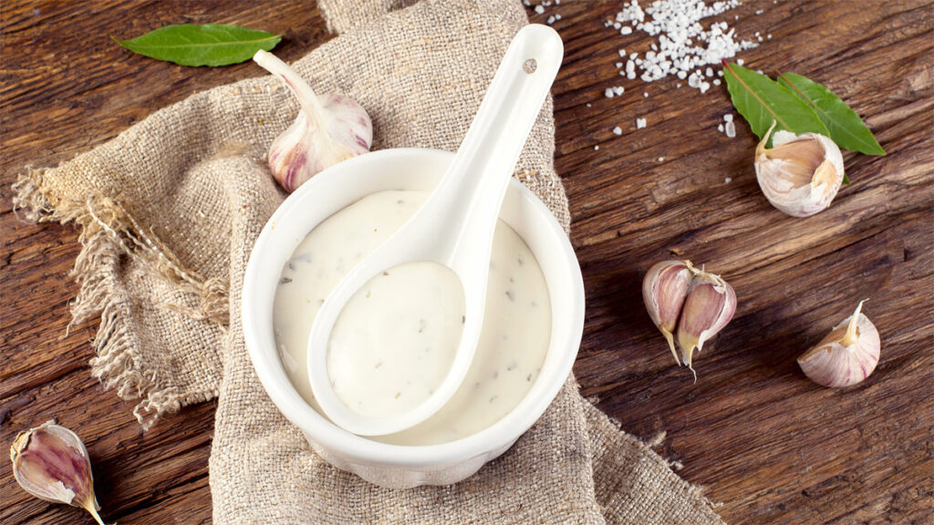 Schale mit Knoblauch Dip