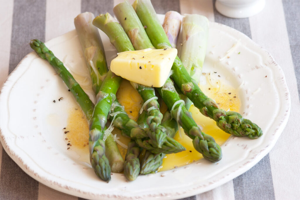 Teller mit grünem Spargel mit Butter