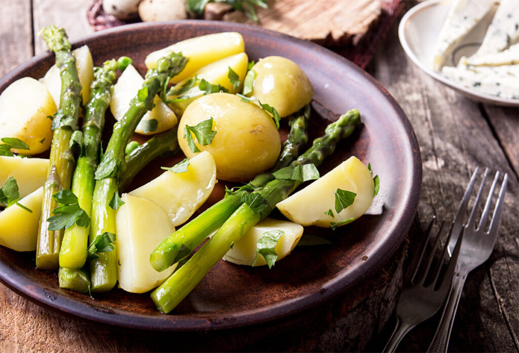 Teller mit grünen Spargel und Kartoffeln