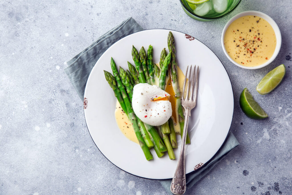 grüner Spargel mit pochiertem Ei