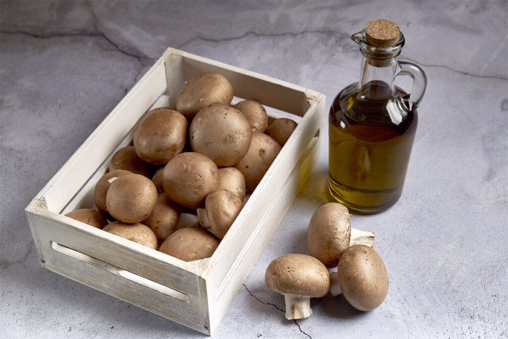 Champignons lagern in einer Holzkiste