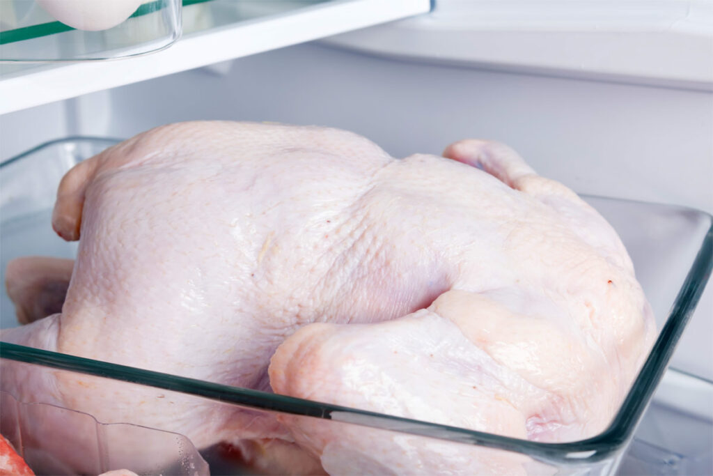 Frisches Huhn in einer Glasschale