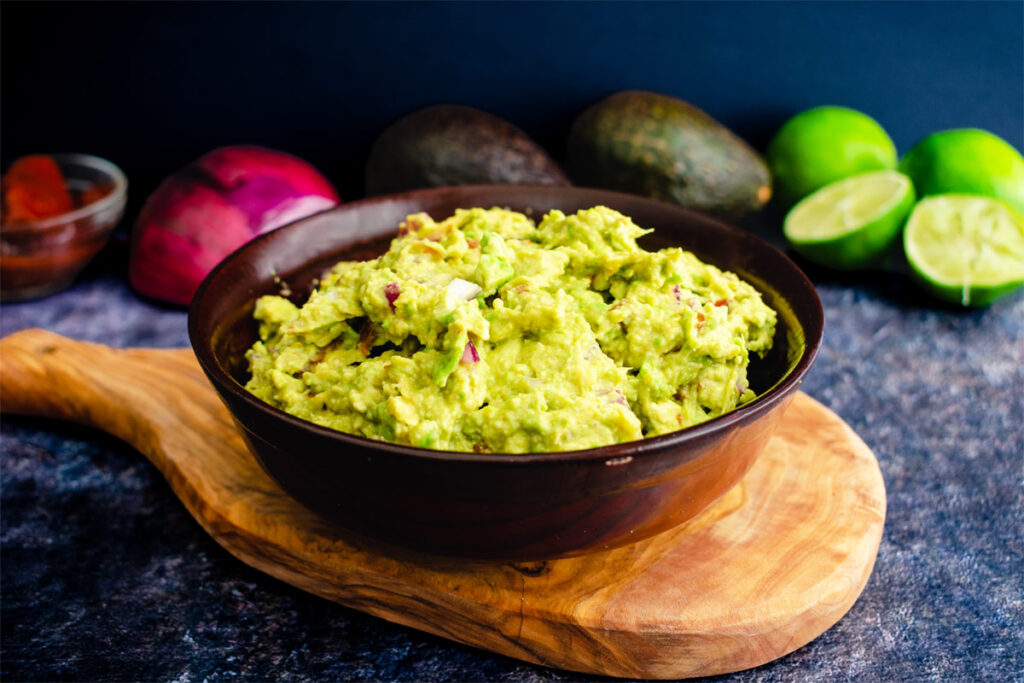 Schwarze Schüssel mit Guacamole