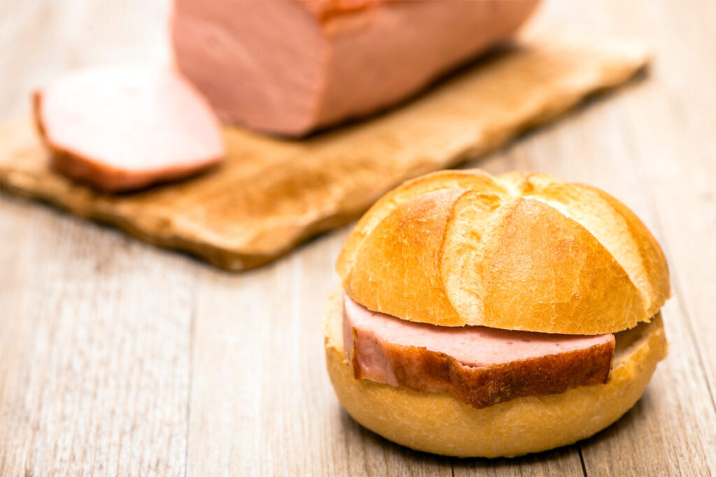 Eine Scheibe Leberkäse in einem Brötchen