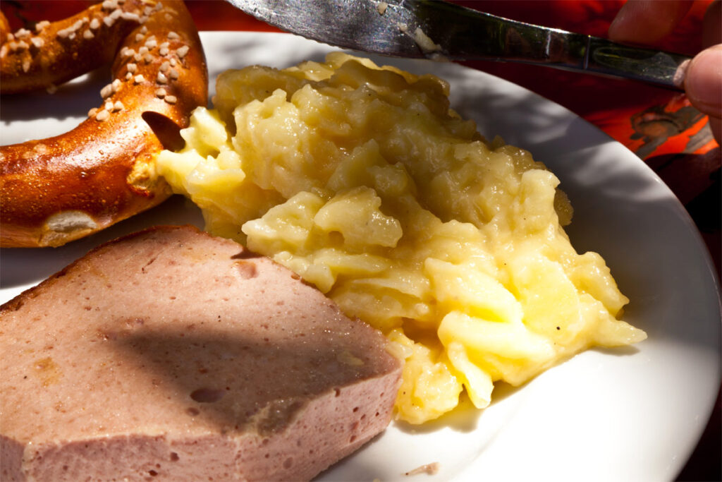 Leberkäse mit Kartoffelsalat und Brezel