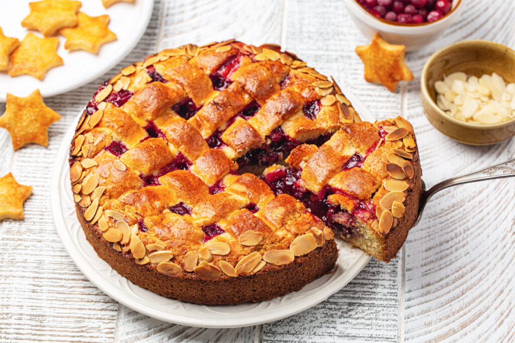 Teller mit angeschnittenen Obstkuchen