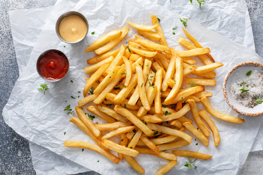 Pommes Frites auf Papier