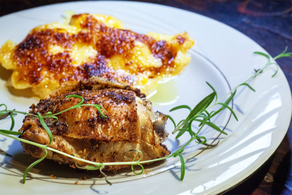 Teller mit Rosmarinhähnchen mit Kartoffelgratin