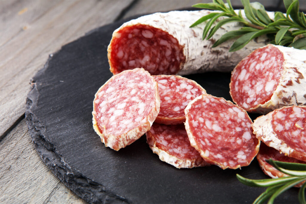Geschnittene Salami auf einem Schieferbrett