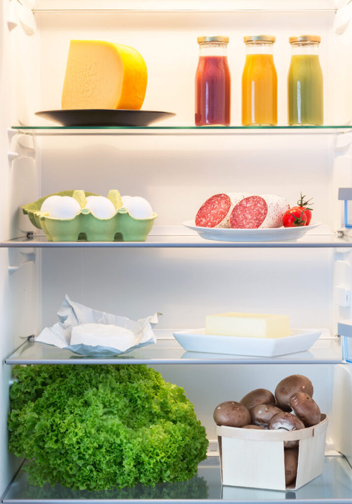 Flaschen mit verschiedenen Smoothies in einem Kühlschrank