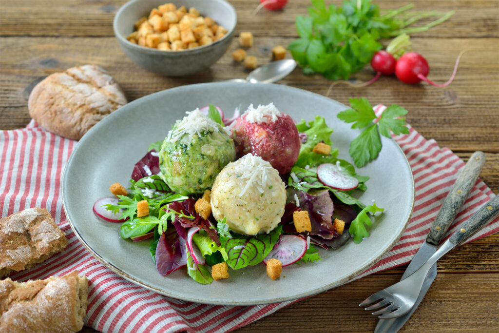 Ein Teller mit gemischten Salat und Spinatknödel