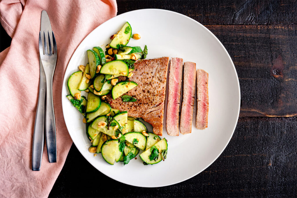Teller mit Thunfischsteak und gegrillten Gemüse