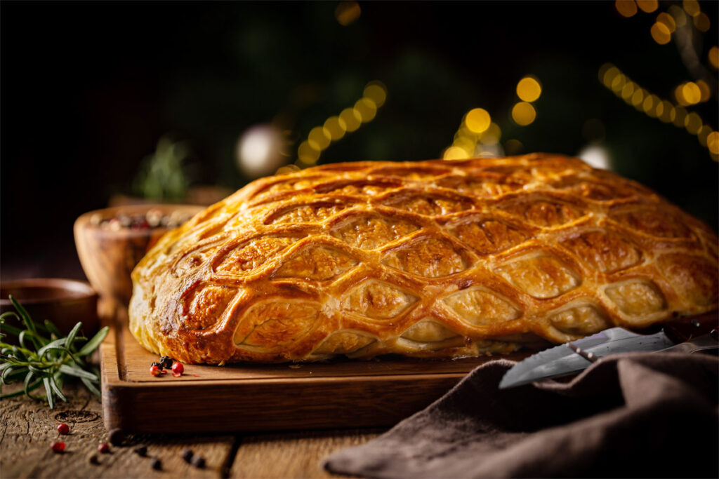 Filet Wellington auf einem Holzbrett