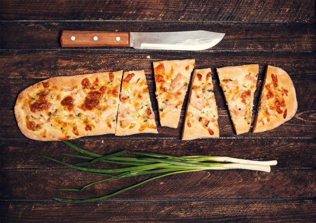 Flammkuchen vegetarisch angeschnitten