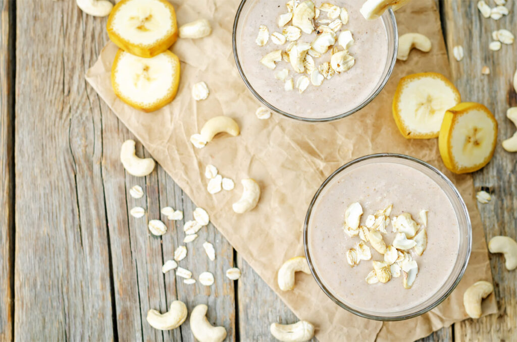 zwei vegane Haferflocken Shakes stehen nebeneinander