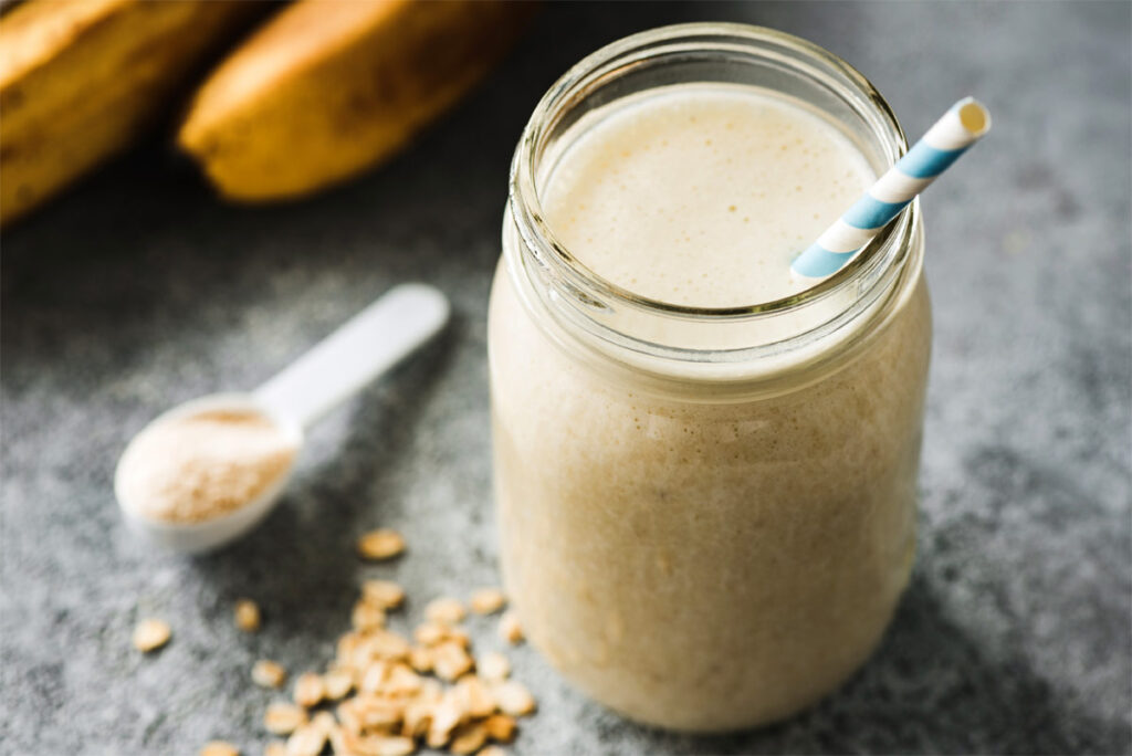 Ein Glas mit proteinreichen Haferflocken Shake