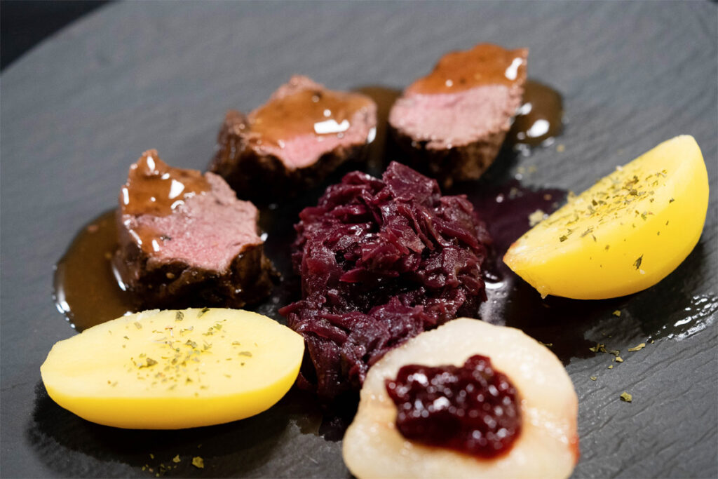Rehrücken mit Rotkohl und Kartoffeln