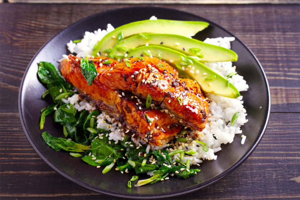 Lachs Teriyaki Reisschüssel mit Spinat und Avocado