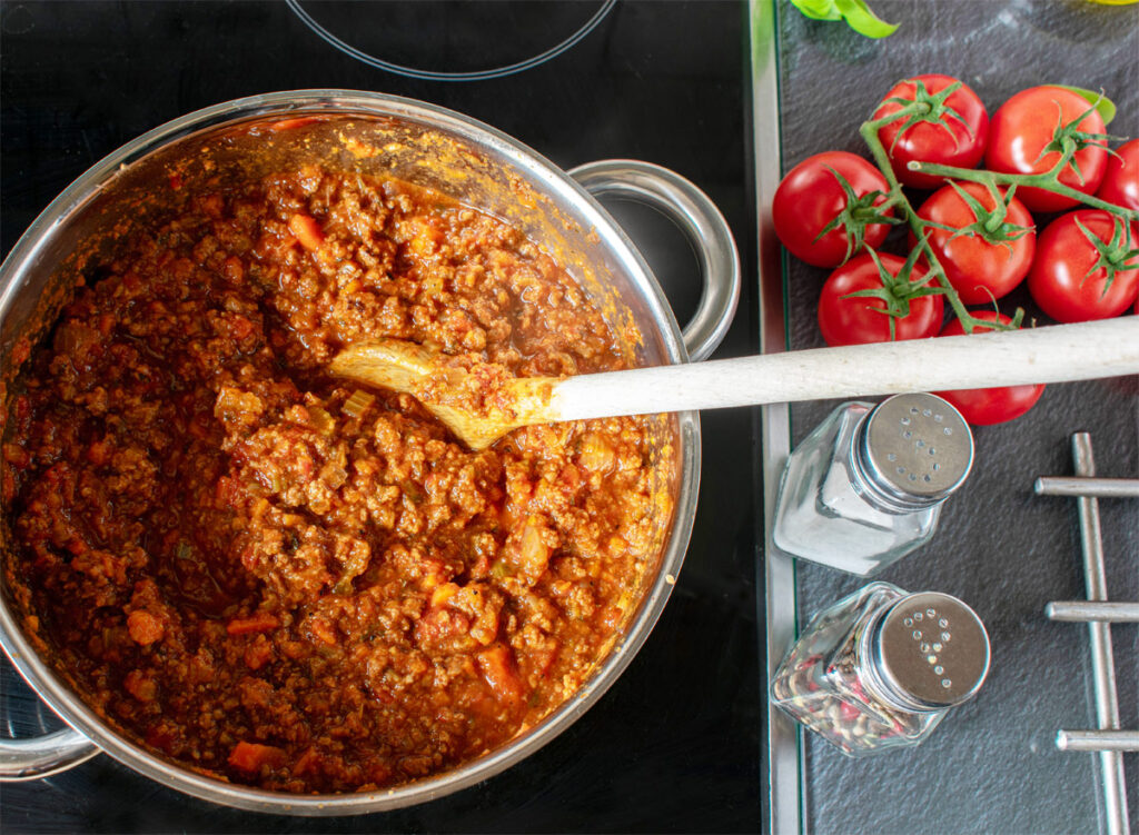 Ein Topf auf dem Herd mit Bolognese.