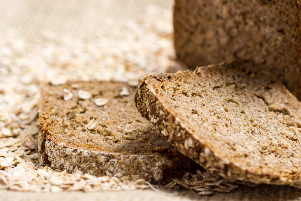 Haferflocken Brot in Kastenform aufgeschnitten.