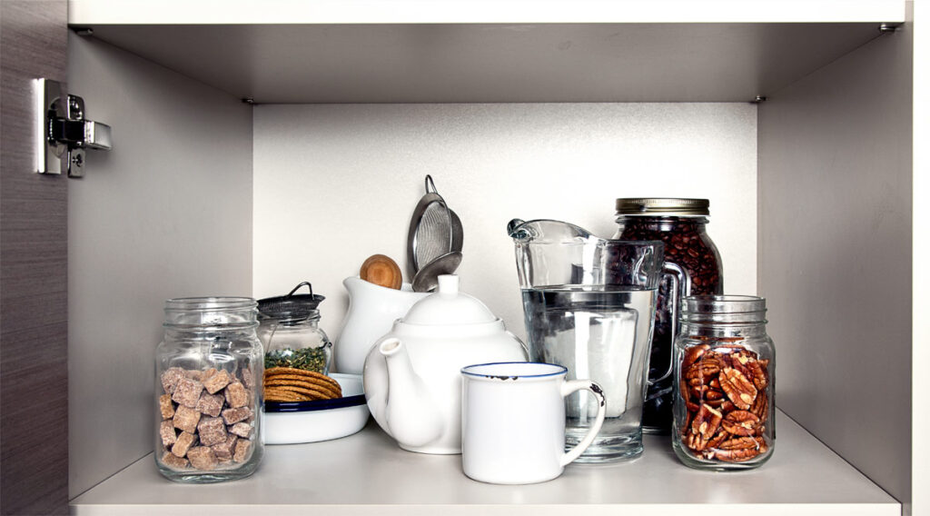 Kaffee aufbewahren im Schrank.