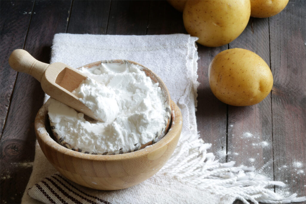 Eine Holzschüssel mit Kartoffelstärke.
