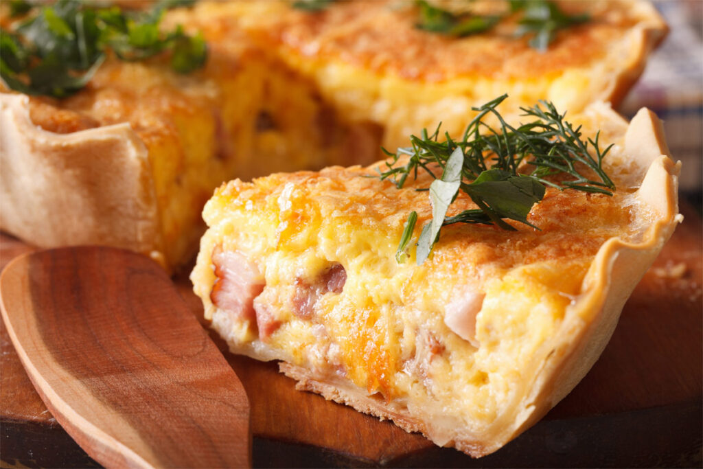 Quiche Lorraine Makro aufgeschnitten auf einem Brett