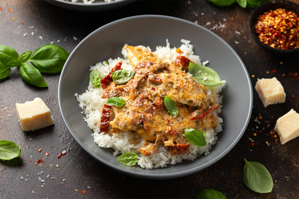 Eine graue Schüssel mit Marry Me Chicken.