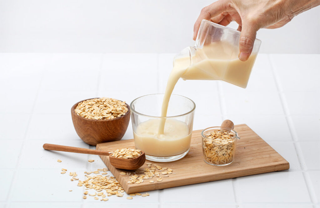 vegane Hafermilch in einem Glas