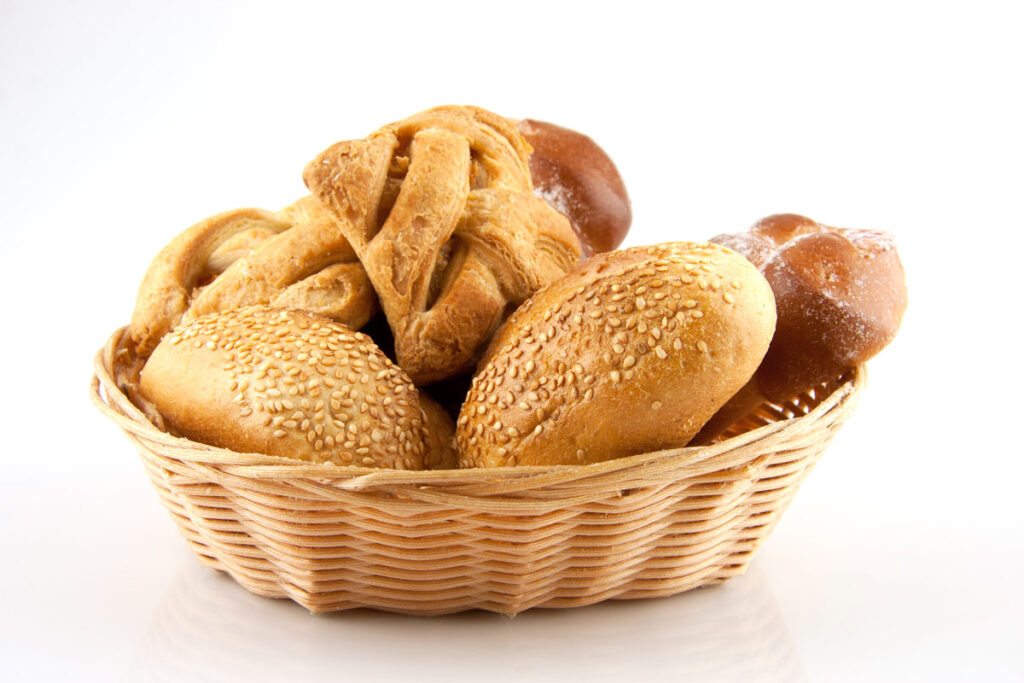 Körbchen mit verschiedenen Brötchen (Backwaren).