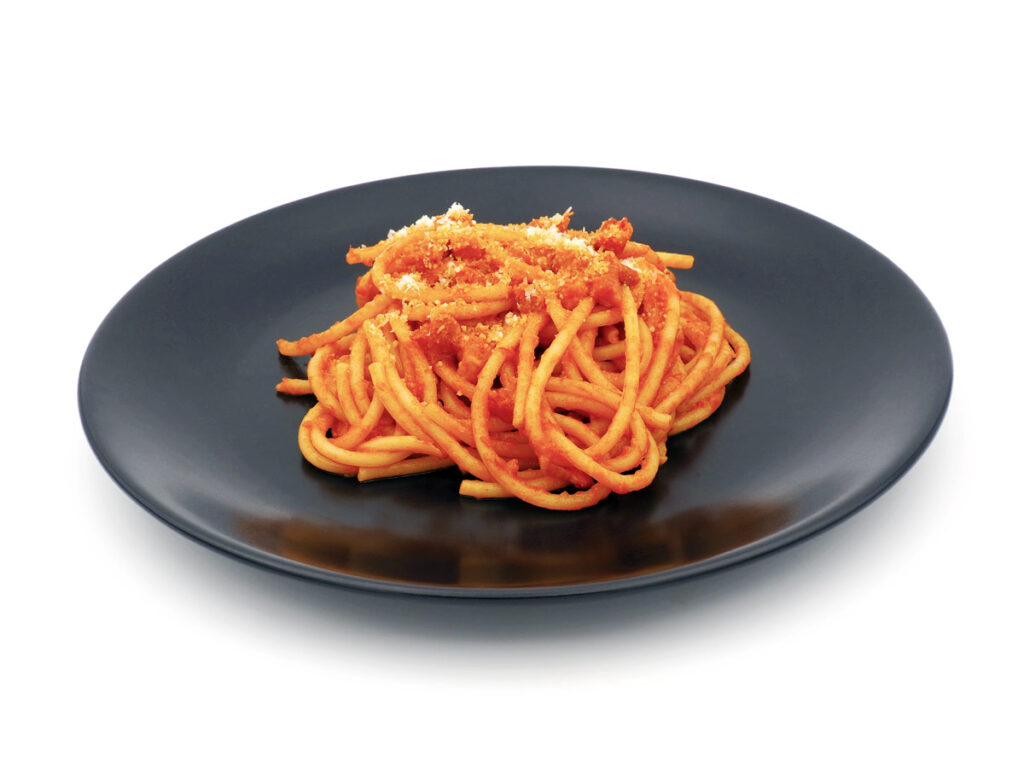 Ein schwarzer Teller mit Pasta Aurora.
