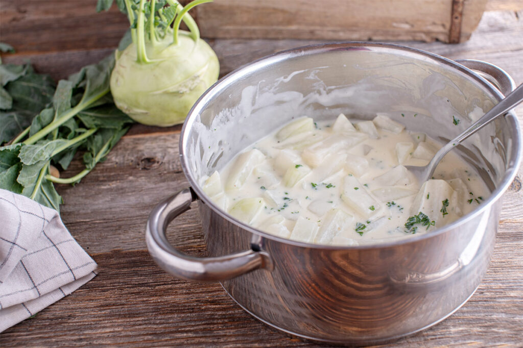 Kohlrabi mit Bechamelsauce in einem Topf
